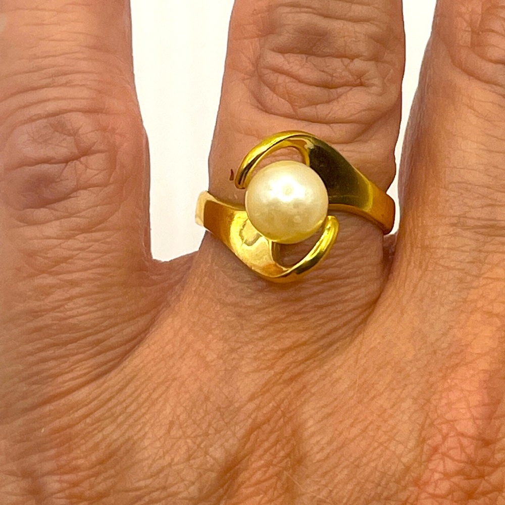 18kt HGE Ring With Real Pearl size 7